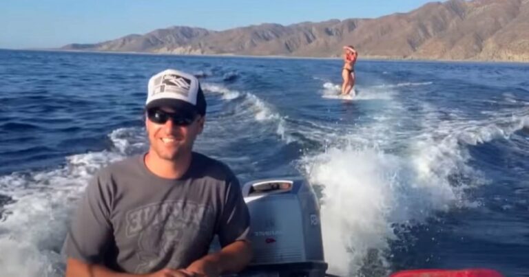 A férfi épp wakeboardost filmez, amikor észreveszi, hogy lények veszik körül